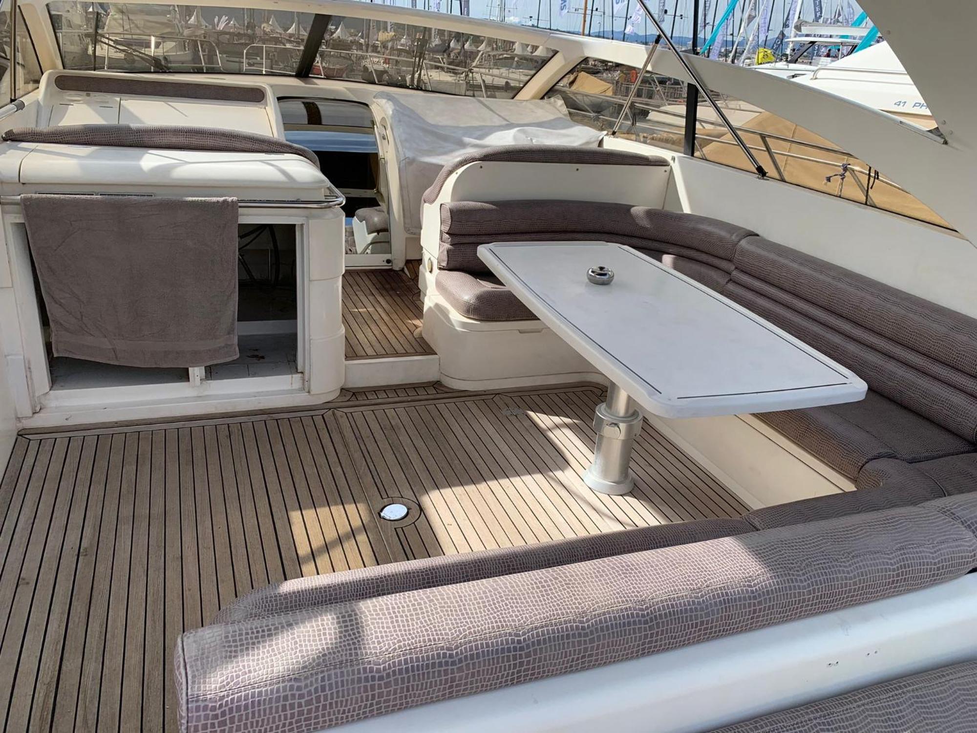 Bateau-hôtel Yacht 17m Princess V52 Port Canto 3 Ac *