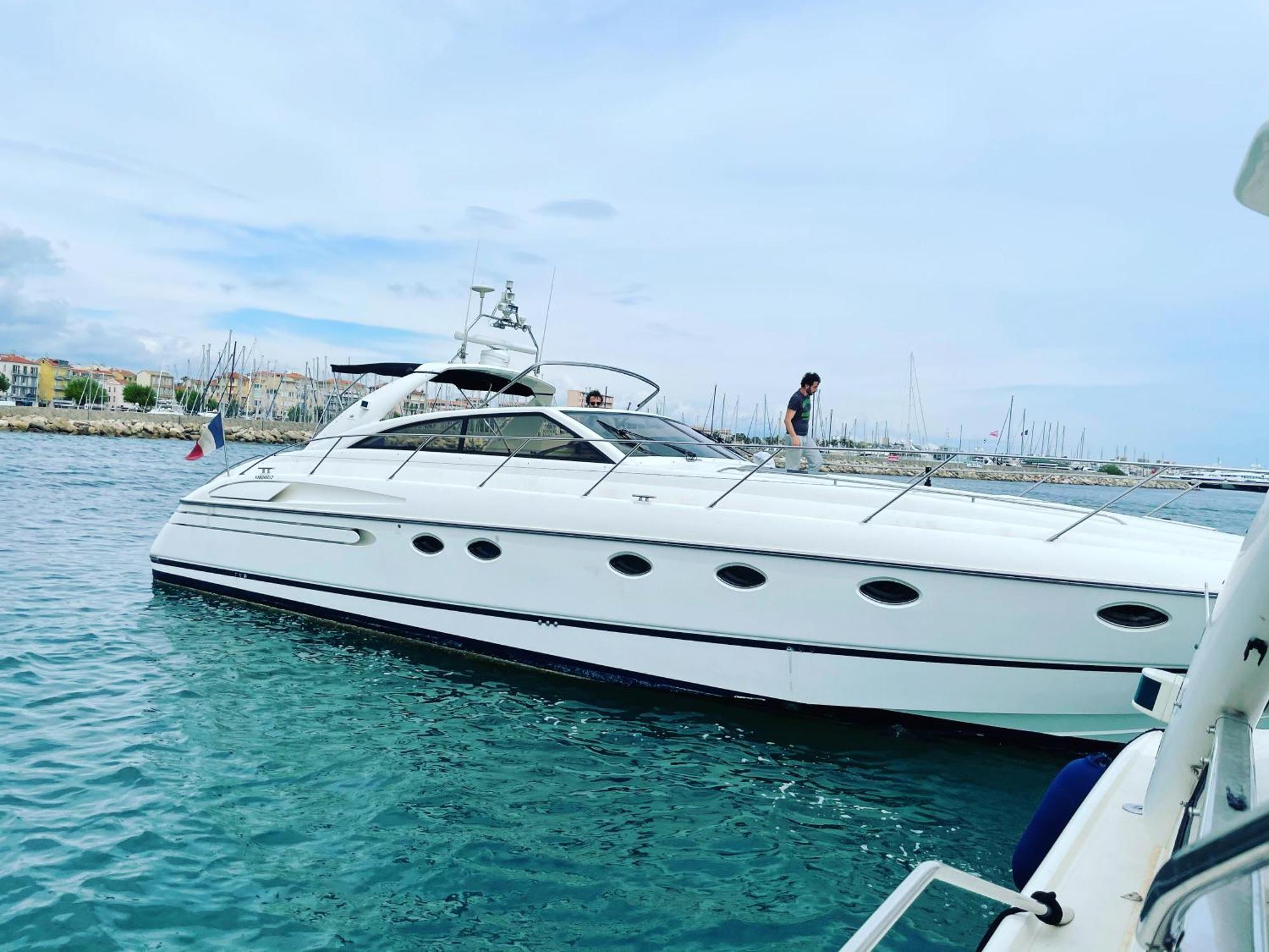 Bateau-hôtel Yacht 17m Princess V52 Port Canto 3 Ac *